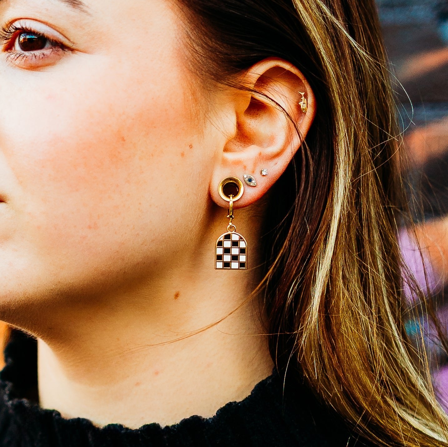 Checkered arch huggie hoop earrings - Sleepy Mountain