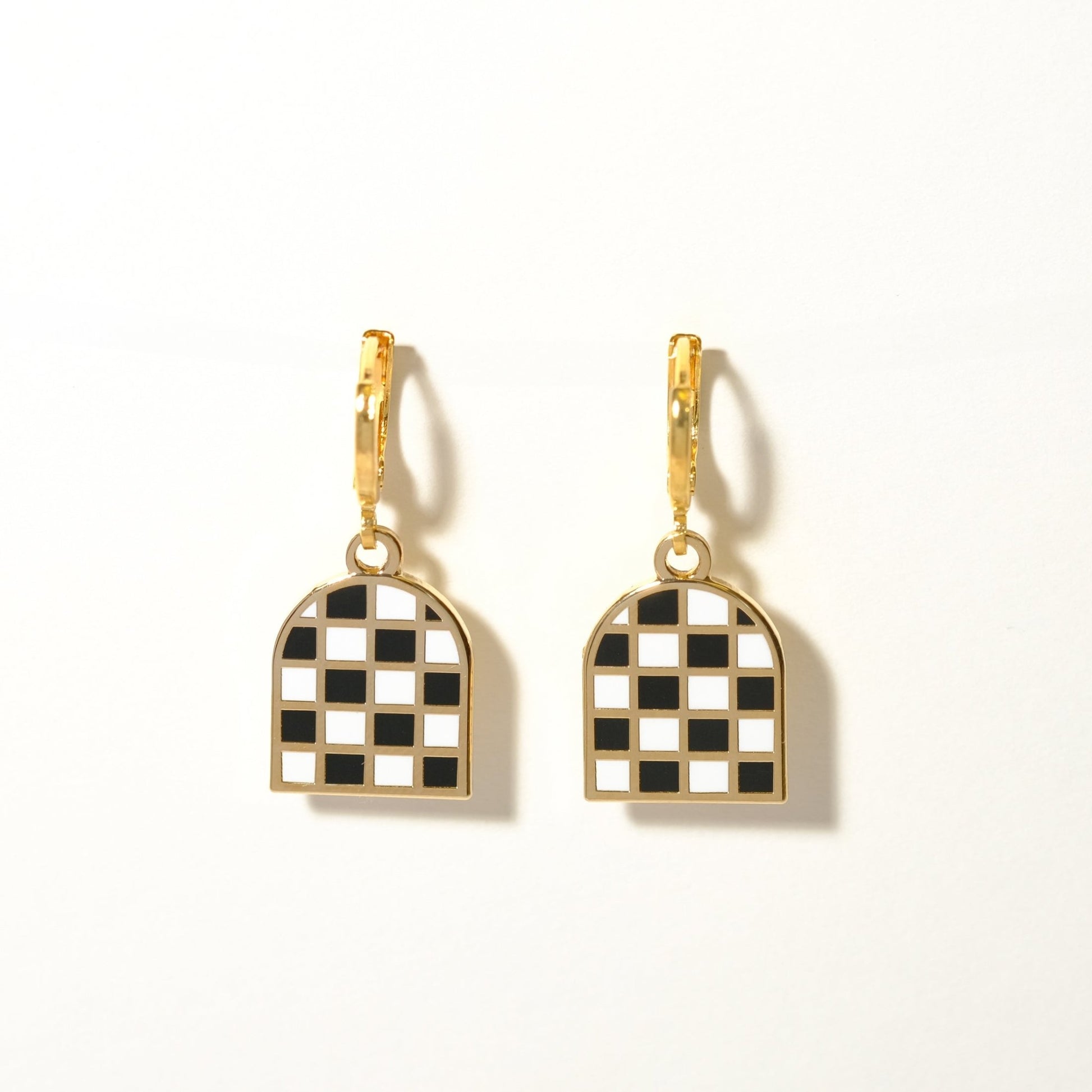 Checkered arch huggie hoop earrings - Sleepy Mountain