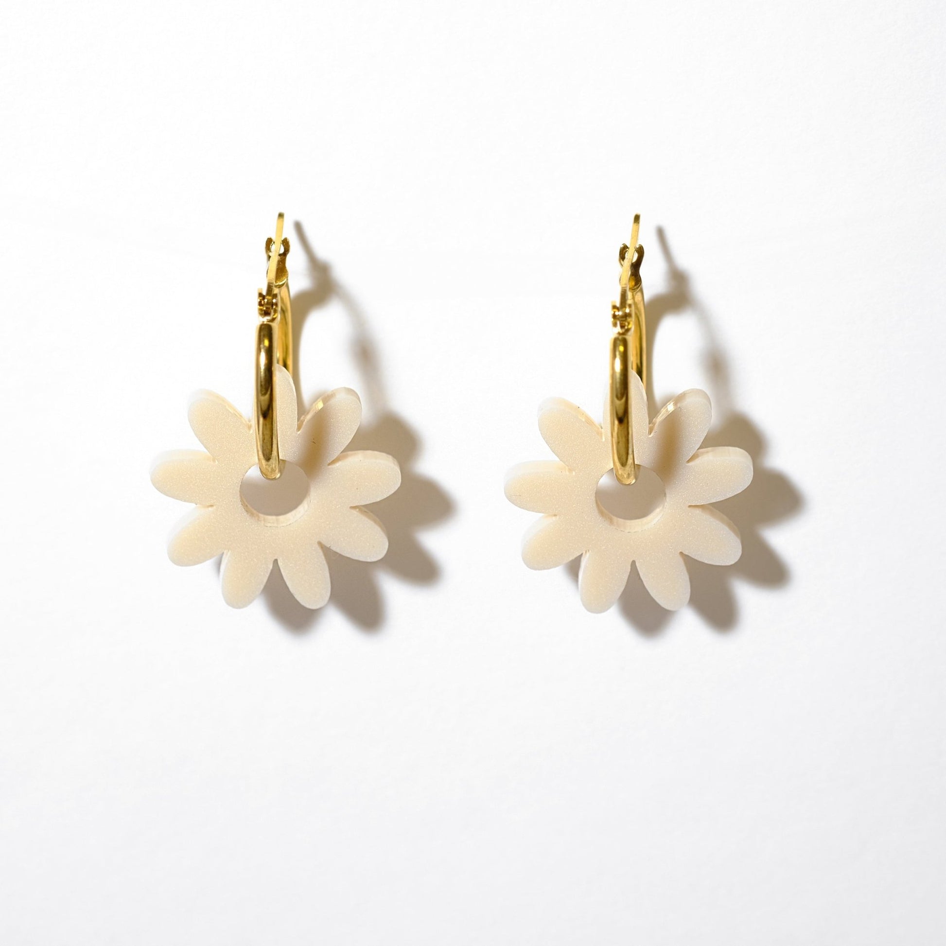 Marguerite daisy hoop earrings in linen white - Sleepy Mountain